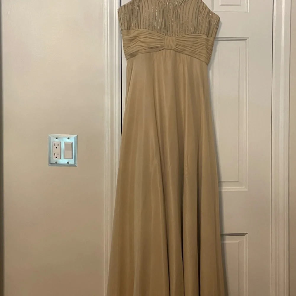 Beautiful "cachet" formal/bridesmaid Gown - Picture 2 of 3